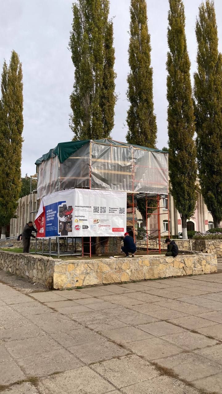 В Челнах скульптуру Ханова обнесли лесами