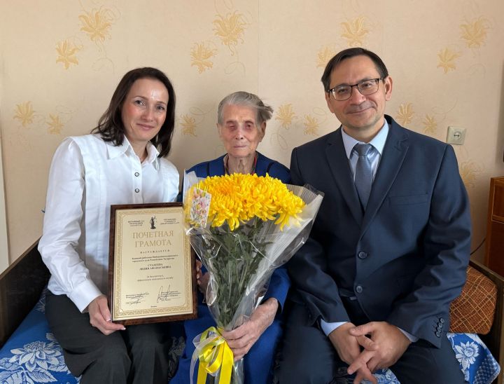 В Челнах со 100-летним юбилеем поздравили ветерана городского суда