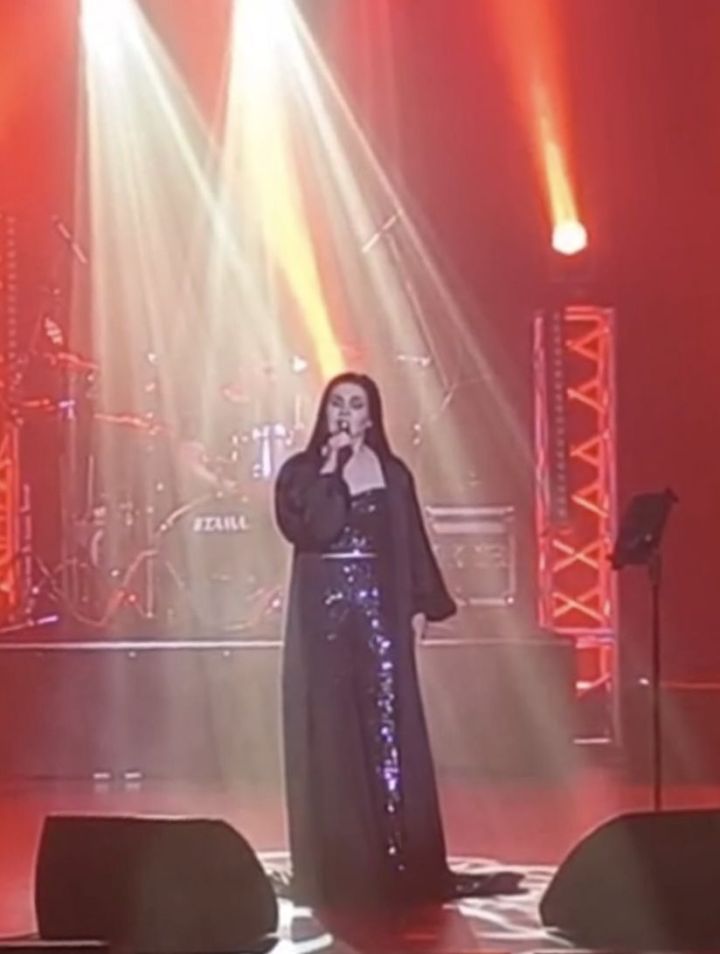 В Челнах Дина Гарипова пела со слезами на глазах