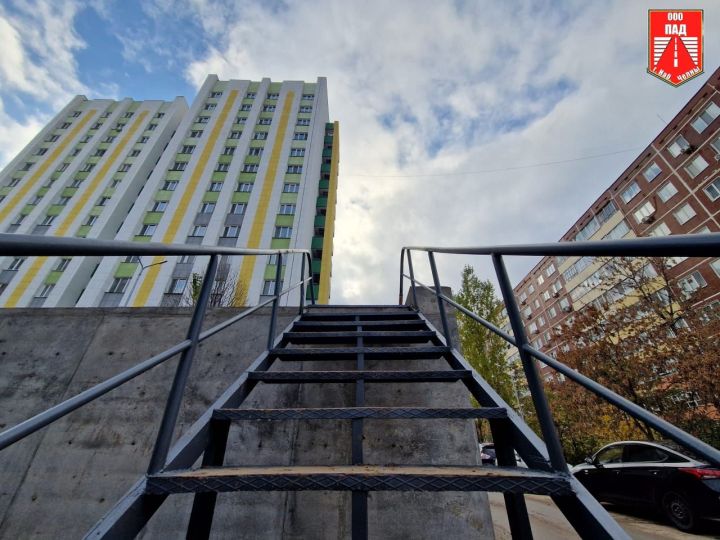 В Челнах вернули на прежнее место лестницу в 23-м комплексе