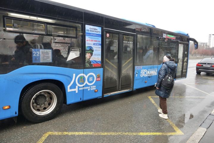 По Челнам начали курсировать автобусы с юбилейной символикой