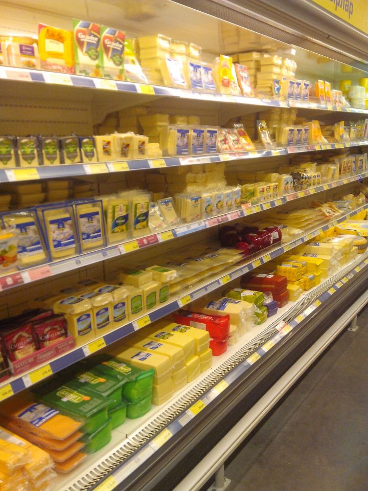 В Челнах девушка – турофил вынесла из магазина 28 упаковок сыра