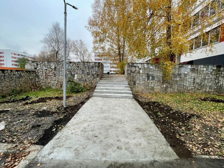 В Челнах отремонтировали аварийную лестницу возле дома-гиганта