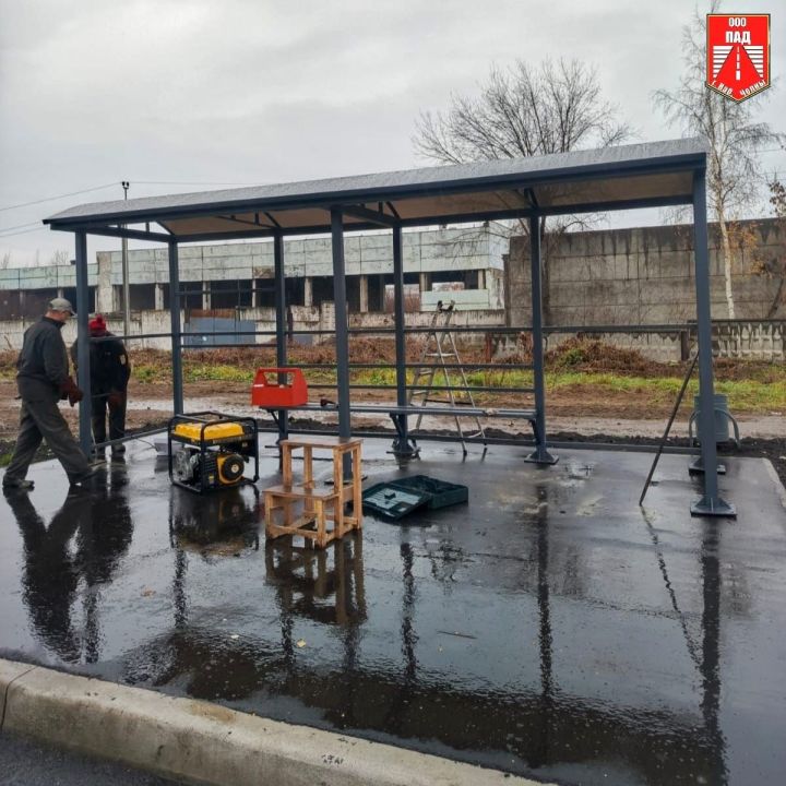 На улице Магистральная завершается установка автобусных павильонов