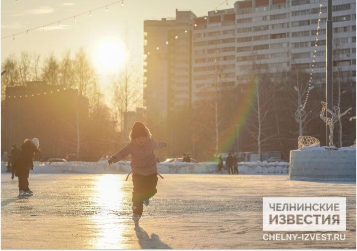 В Челнах планируется залить каток на площади Азатлык