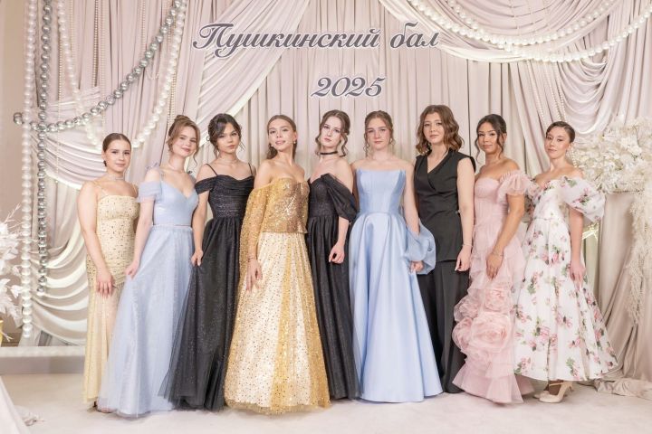 В Пушкинском лицее Челнов прошел бал: прекрасные наряды одиннадцатиклассников В Пушкинском лицее Челнов прошел бал: прекрасные наряды одиннадцатиклассников