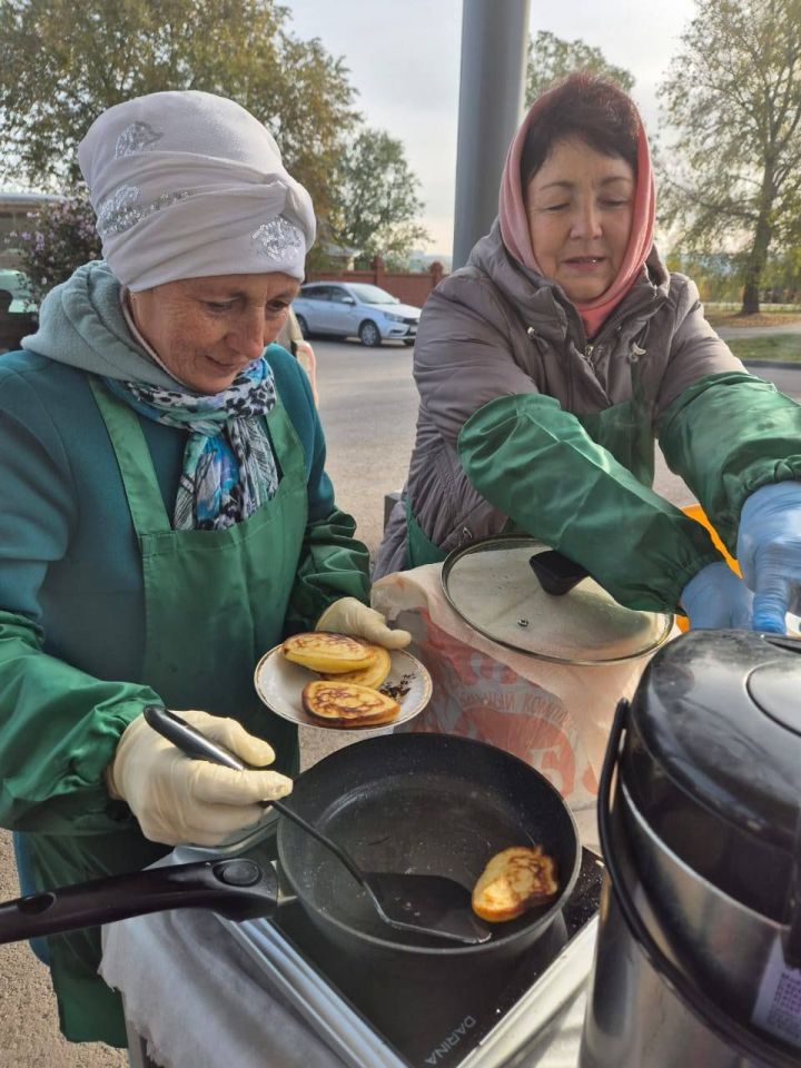 Покупателей ярмарки в Челнах угощали чаем с медом Покупателей ярмарки в Челнах угощали чаем с медом