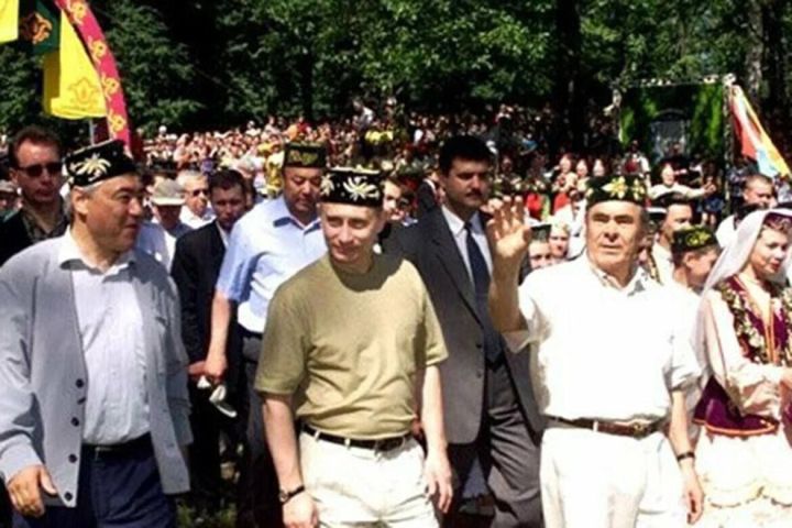 Минниханов опубликовал архивные кадры Путина в день рождения президента