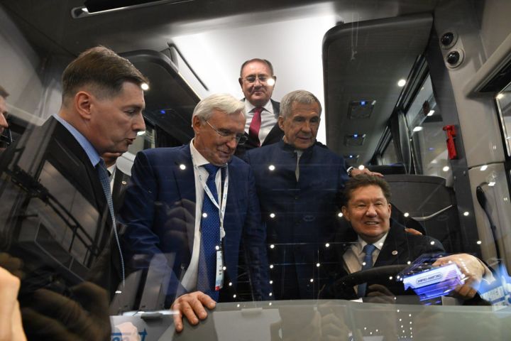 Фото: глава «Газпрома» Алексей Миллер оценил новинки «КАМАЗа» на Газовом форуме Фото: глава «Газпрома» Алексей Миллер оценил новинки «КАМАЗа» на Газовом форуме