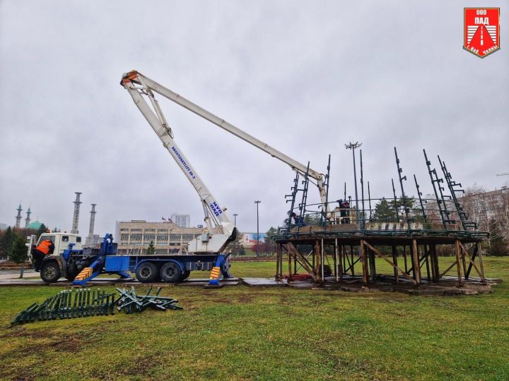 В Набережных Челнах начался монтаж новогодней ели