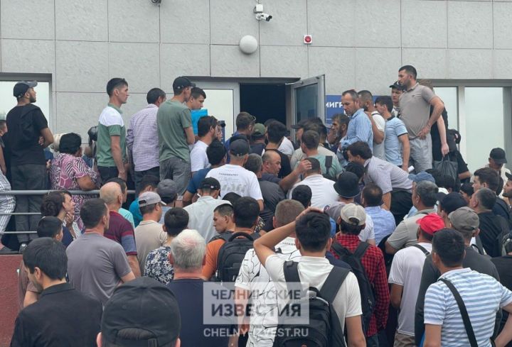 Ожидание — до трех часов: в МФЦ Татарстана назвали причины очередей из мигрантов