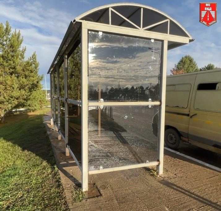 У вандалов обострение: в Челнах разбили стекла на пяти остановках