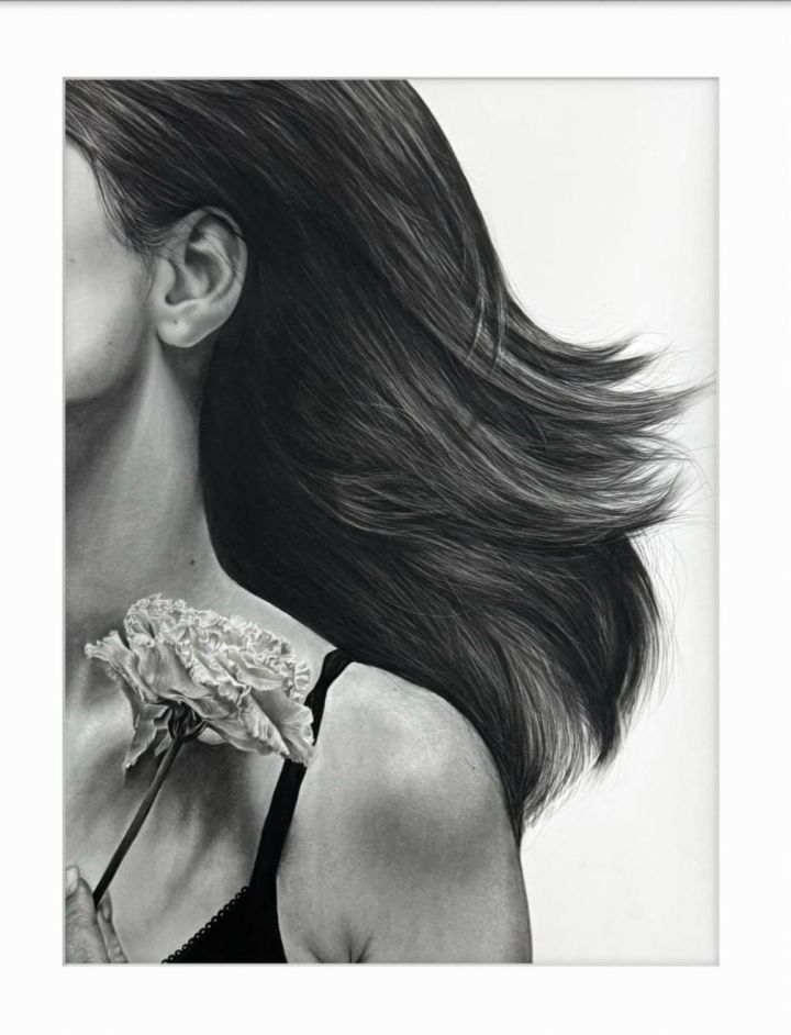 Женские образы челнинка рисует углем