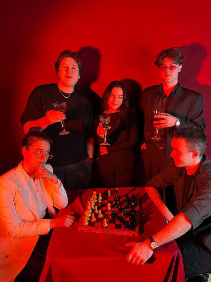 В Челнах прошла премьера спектакля об издевательствах над учителем