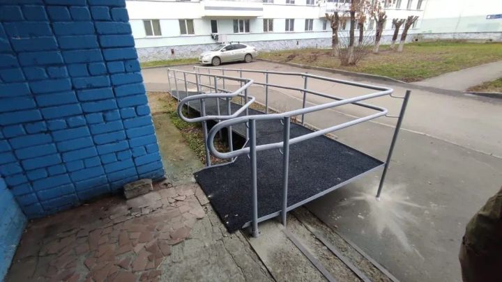 Пандусы для семьи погибшего воина и бойца СВО установили в Набережных Челнах