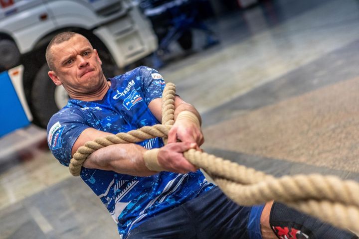 «18,5 тонна» – Россия баһадиры ике «КАМАЗ» машинасын берьюлы тарткан