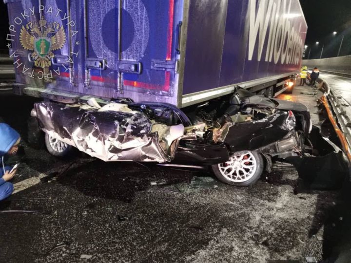 Автомобиль всмятку: два человека погибли в жестком ДТП под Челнами