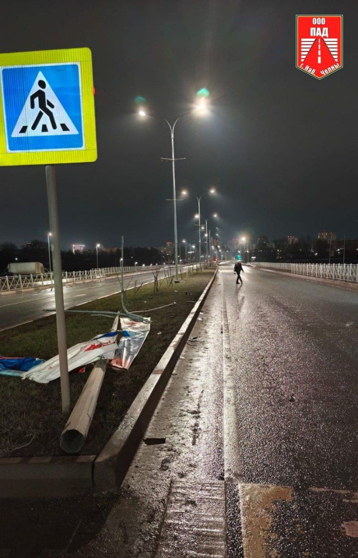 В Набережных Челнах на проезжей части рухнул фонарный столб