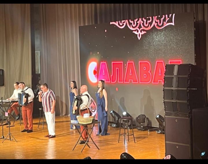 Приняли на «ура»: в Челнах даже юмор певца Салавата записывают на телефон Приняли на «ура»: в Челнах даже юмор певца Салавата записывают на телефон