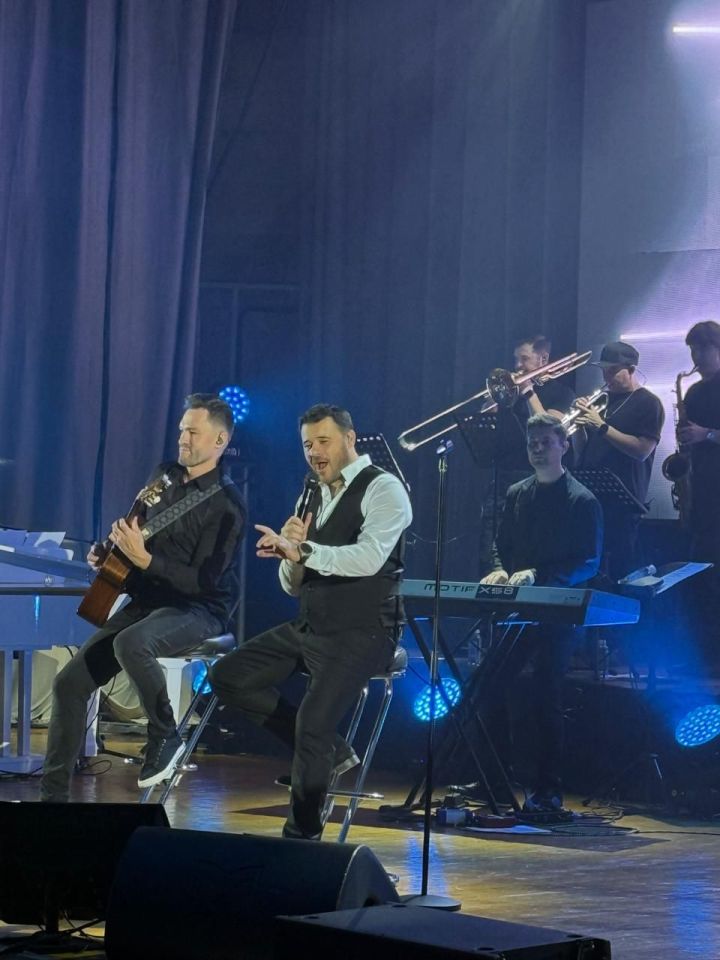 Эмин Агаларов на концерте в Челнах нежно общался с юной поклонницей