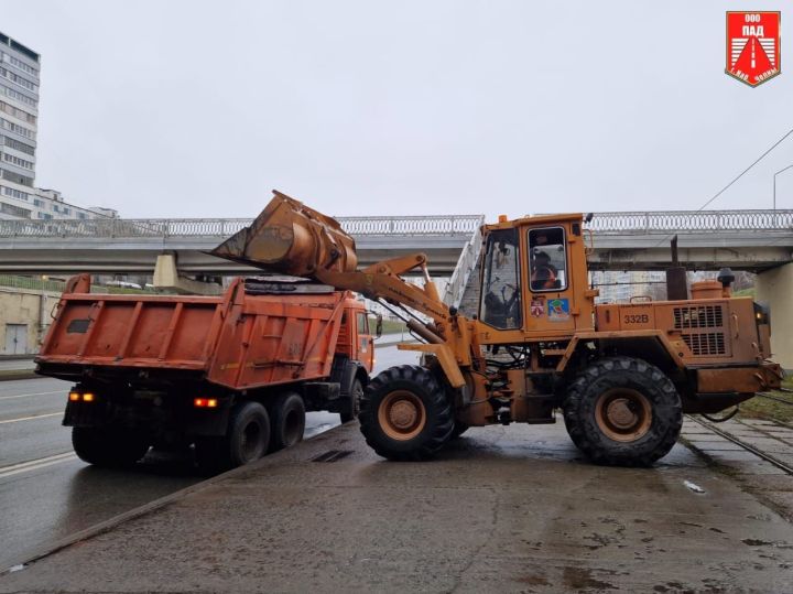 ПАД ремонтирует лестницу вахитовского моста