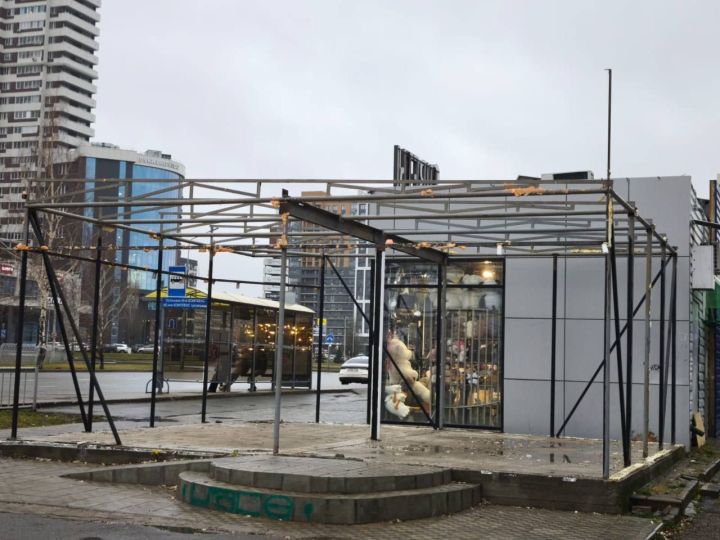 На остановке «45-й комплекс» снесли бывший салон сотовой связи