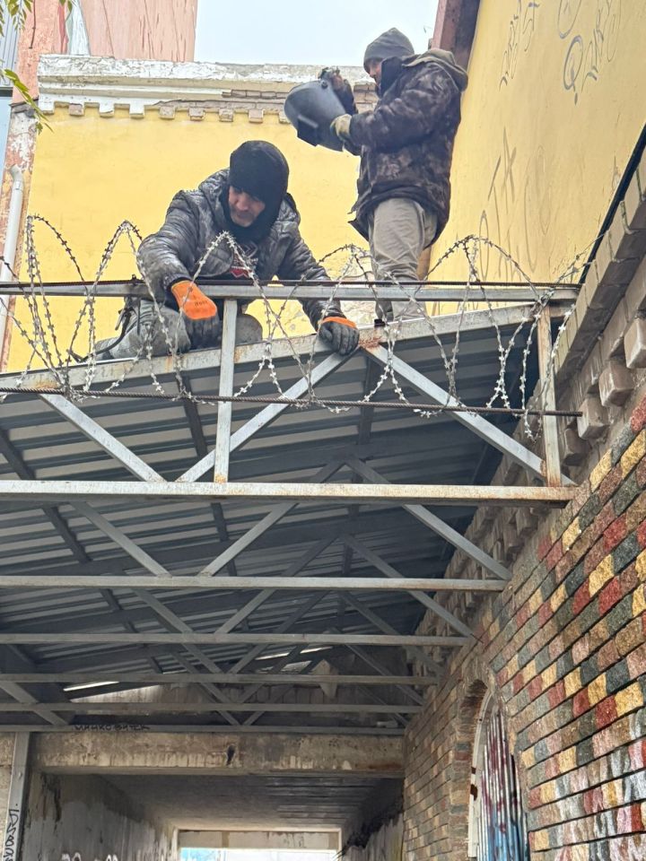 Здание бывшего ресторана «Арарат» обнесли колючей проволокой