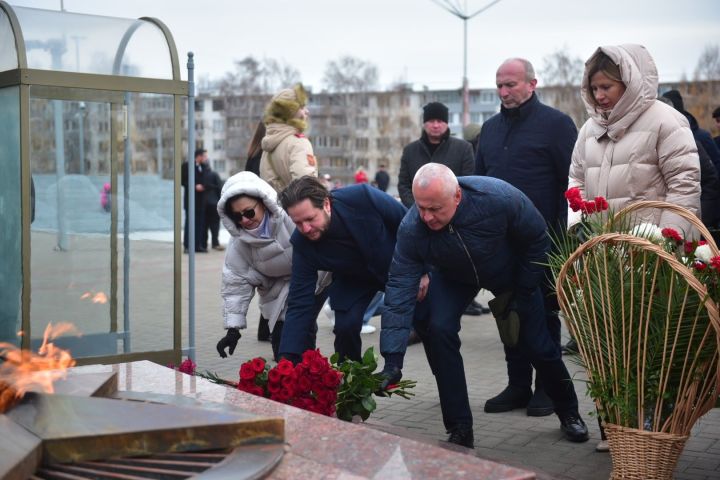 Фото: в Челнах состоялась церемония возложения цветов к Вечному огню
