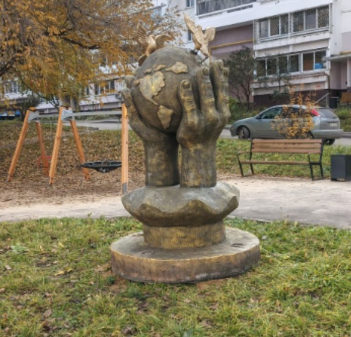 В Челнах установили арт-объект, символизирующий мир