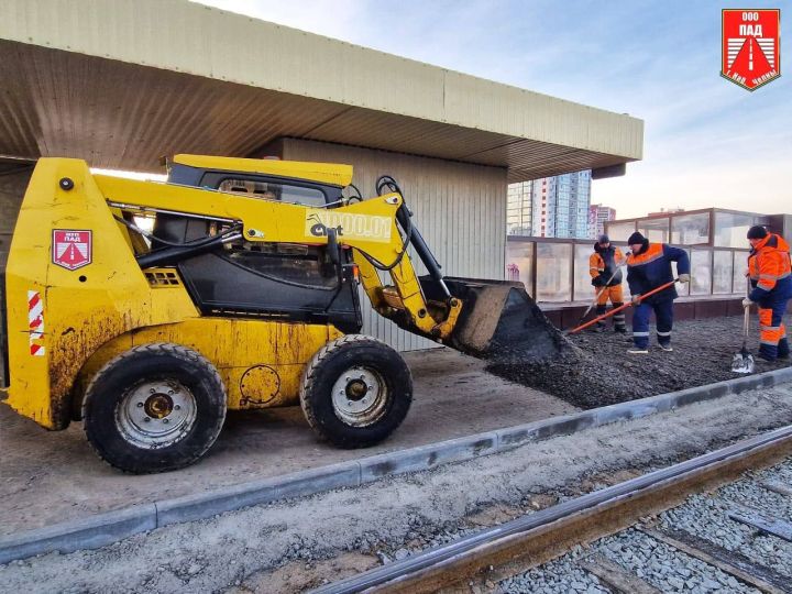 Дорожники поднимают остановочную платформу на «Бумажников»