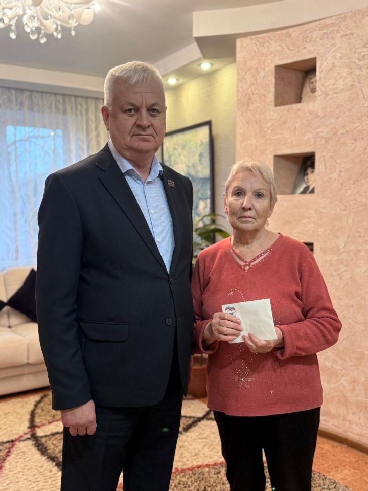 Депутат Горсовета Шамиль Аюпов подарил подписку на «Челнинские известия» ветеранам труда