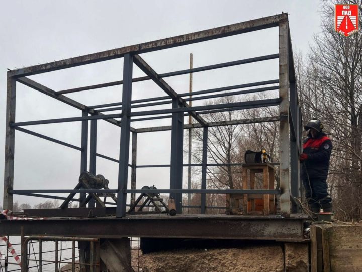 Чтобы дачи не топило: на дамбе у Лебяжьего озера заперли клапаны от рыбаков