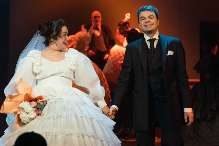 В Челнах премьера «Женитьбы» прошла под  ритмы группы «АBBA»