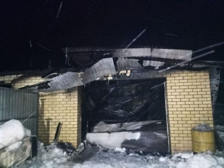 Возле Челнов один пожар уничтожил два гаража, баню и комнату отдыха