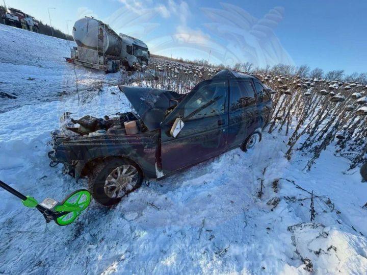 Машину разорвало надвое: водитель и пассажир погибли в ДТП с автоцистерной