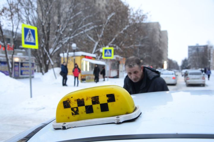 Самозанятым таксистам разрешили работать в любом регионе России