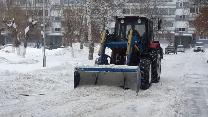 Дворы Челнов ежедневно от снега убирают более ста единиц техники