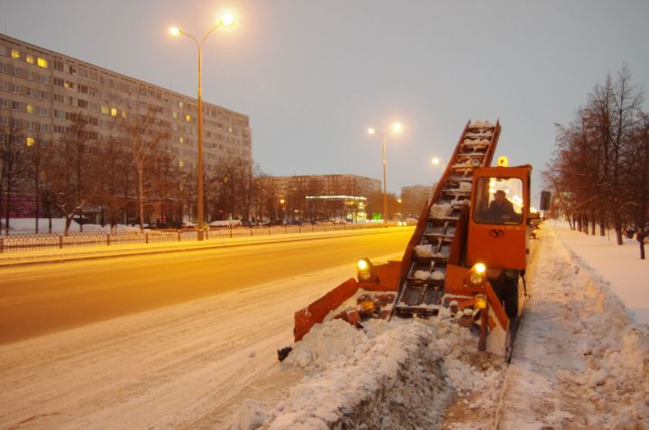 Дорожников просят не сгребать снег к остановкам