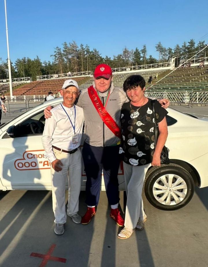 Чемпион мира Ранис Гилязетдинов подарил маме подписку на «Челнинские известия»