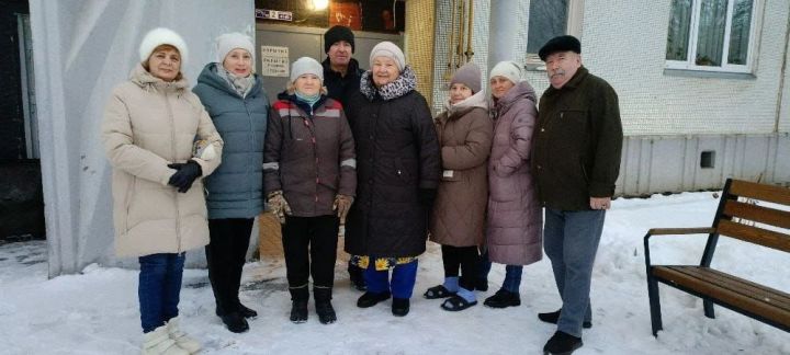 «Хозяйка большого дома»: жители вручили дворнику новогоднюю премию