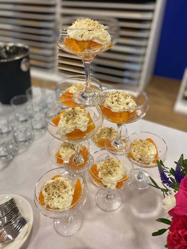 Легкий десерт на Новый год: хурма с кремом и орехами