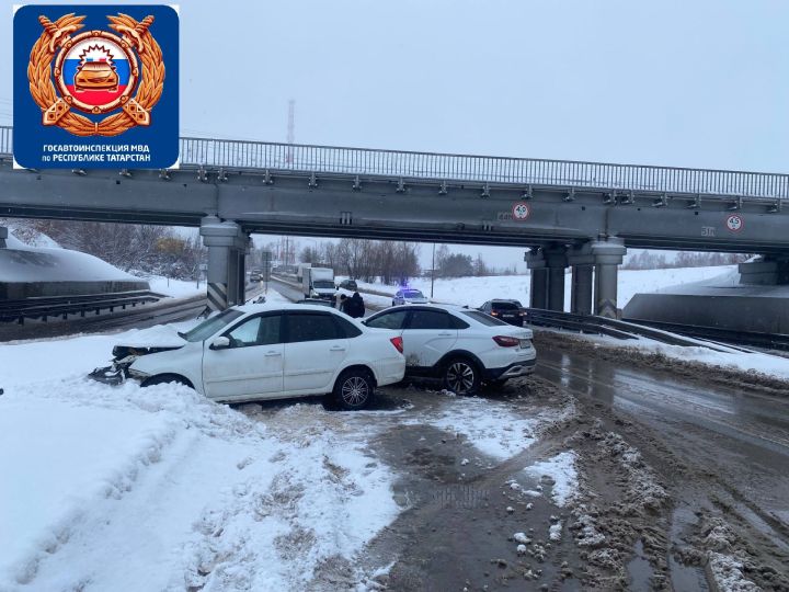 В Челнах 43-летняя водитель отечественной легковушки попала в больницу после ДТП