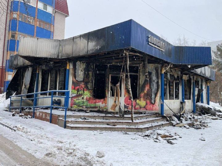 «Авокадо» в огне: в Челнах сгорел магазин площадью в 100 «квадратов»