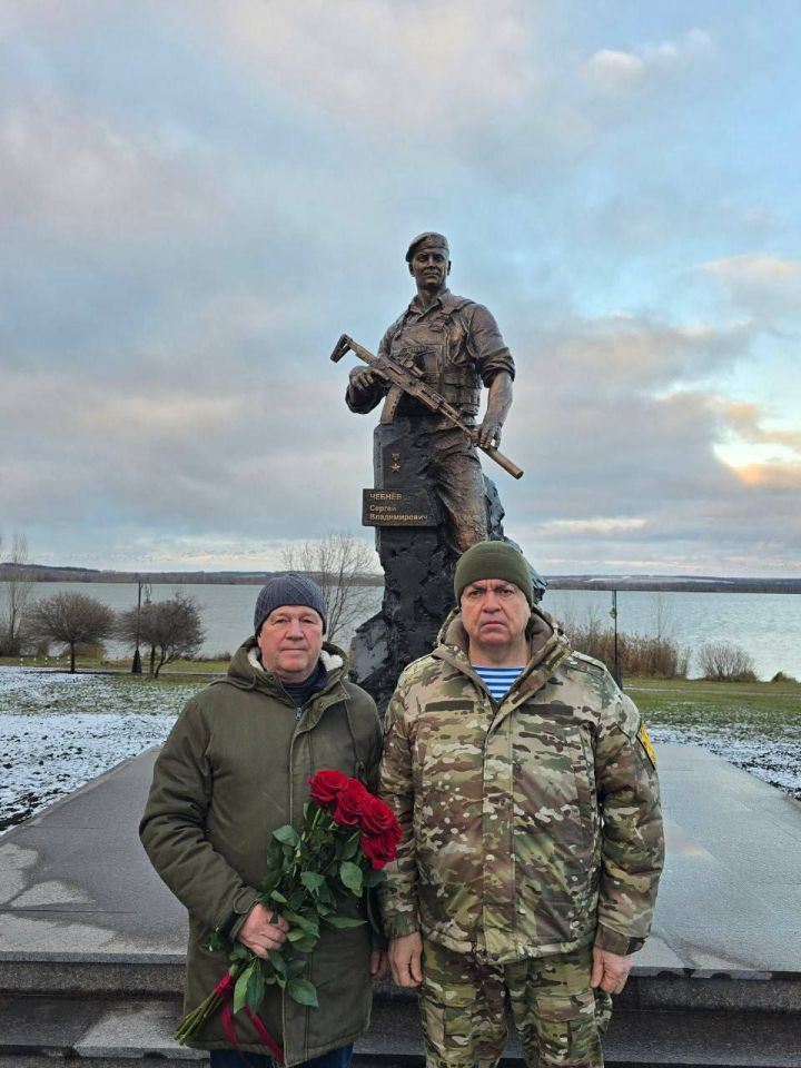 Мэр Челнов передал помощь военным и возложил цветы к памятнику земляку-герою