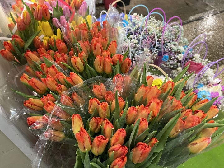 В Челнах покупатель подарил цветы любимой за чужой счет