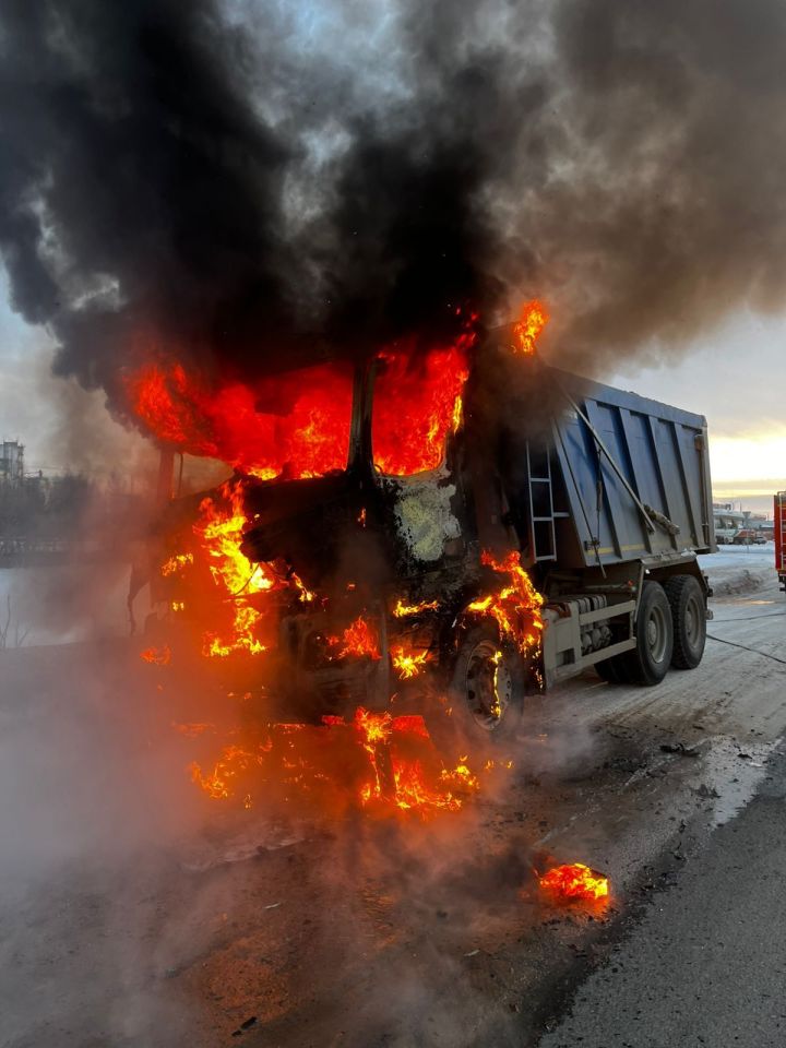 В Челнах большегруз загорелся после аварии