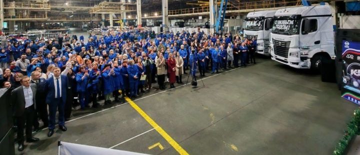 Работникам «КАМАЗа» устроили концерт с выступлением заводского ансамбля