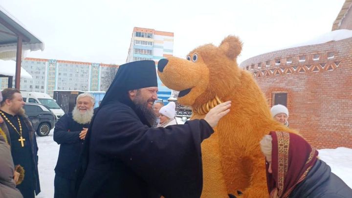 Челнинский епископ угостил медведя баранками