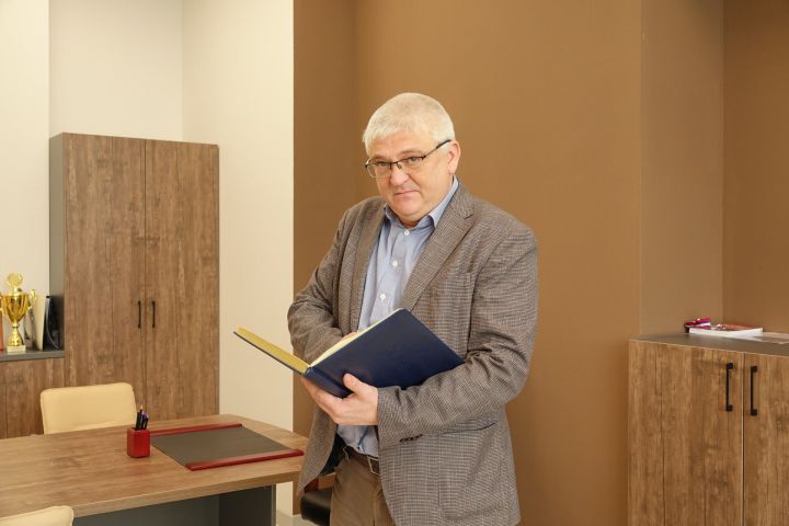 Директор школы Вадим Матюшин подписку на «Челнинские известия» подарил коллективу