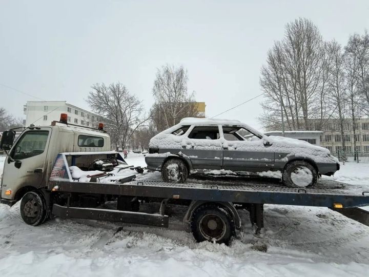 Стал сугробом: в Челнах эвакуируют машины, которые мешают расчистке дорог